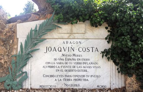 Cementerio - Monumento a Joaquín Costa leyenda